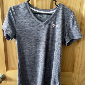 Under Armour Women's V-Neck Top. Like New, Women’s Size Small T-Shirt